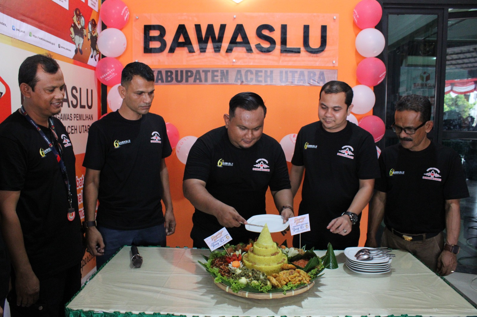Ketua Bawaslu Kabupaten Aceh Utara H. Syahrizal, S.H sedang melakukan pemotongan tumpeng.