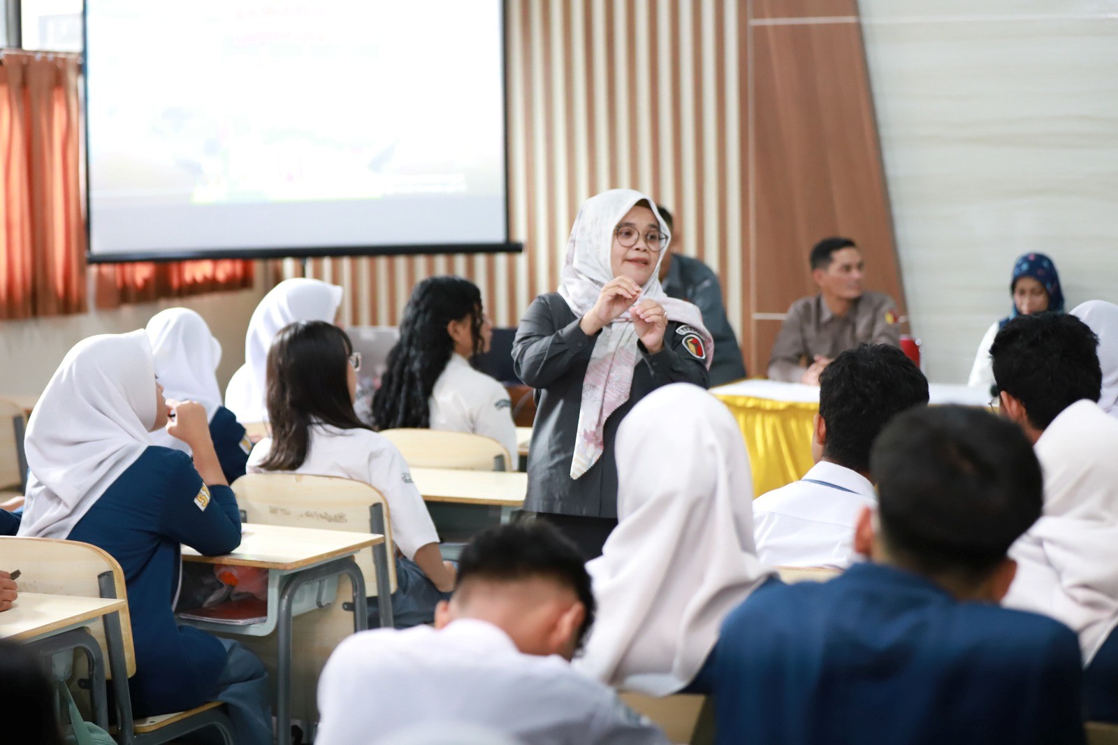 Lolly Ajak Pelajar Berpikir Kritis dan Rasional