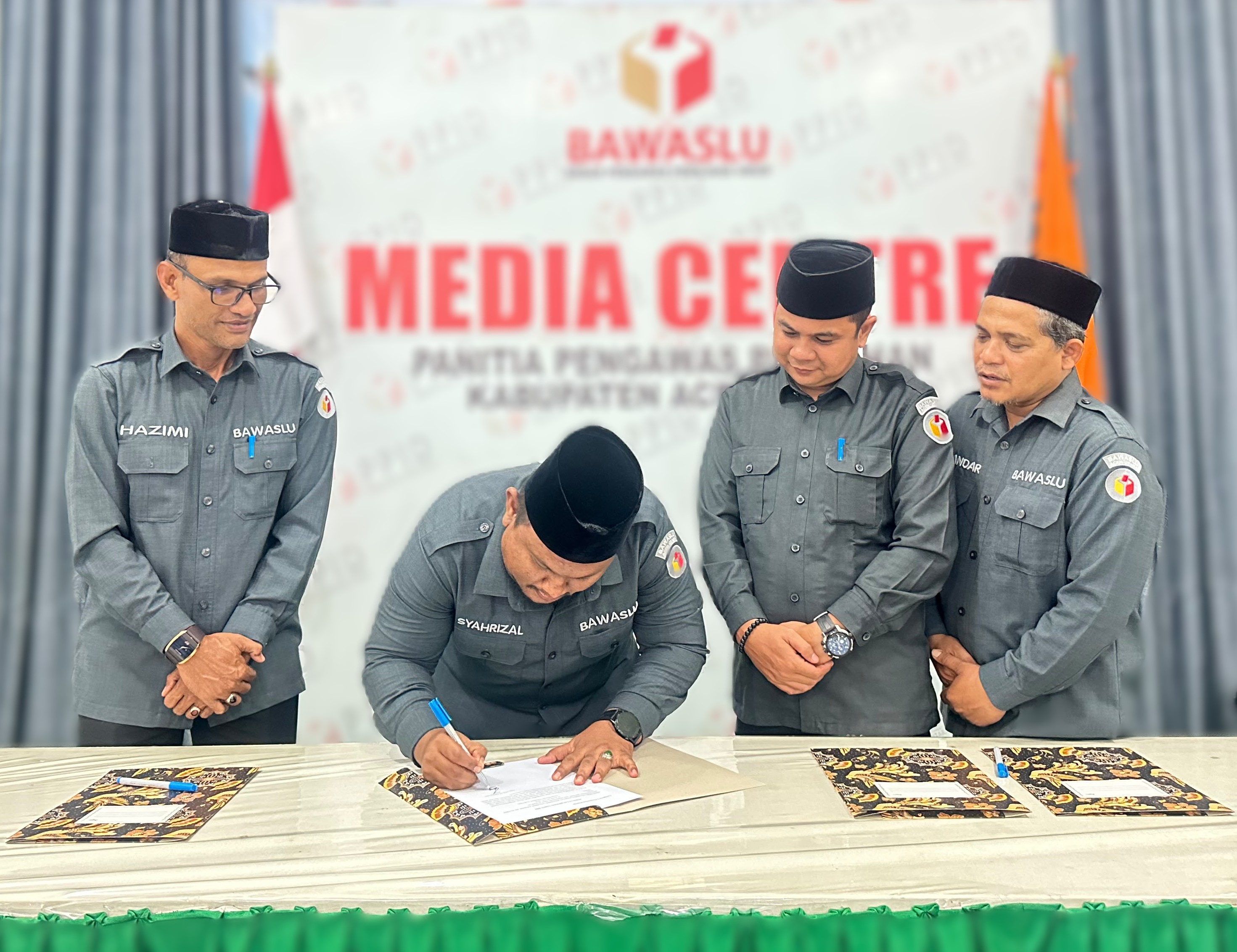 Ketua dan Anggota Bawaslu Aceh Utara Tandatangani IKU