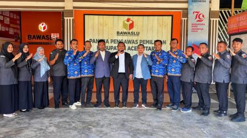Pimpinan_Beserta Jajaran Sekeretariat Bawaslu Aceh Utara