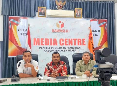 Iskandar, Said Aqil, Sariyulis_Anggota, Kasubbag, dan Staf Bawaslu Aceh Utara