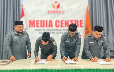 Ketua dan Anggota Bawaslu Aceh Utara Tandatangani IKU