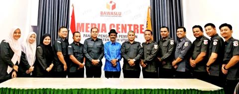 Perpisahan Dengan Kepala Sekretariat Bawaslu Aceh Utara Bapak Abdurrahman, M.Pd