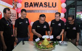 Ketua Bawaslu Kabupaten Aceh Utara H. Syahrizal, S.H sedang melakukan pemotongan tumpeng.