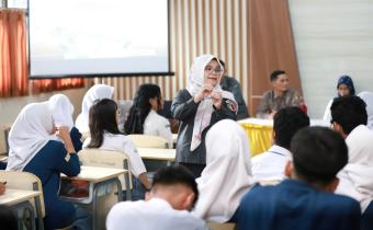 Lolly Ajak Pelajar Berpikir Kritis dan Rasional