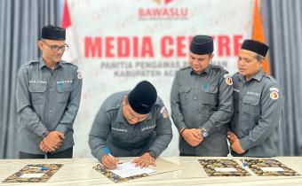 Ketua dan Anggota Bawaslu Aceh Utara Tandatangani IKU